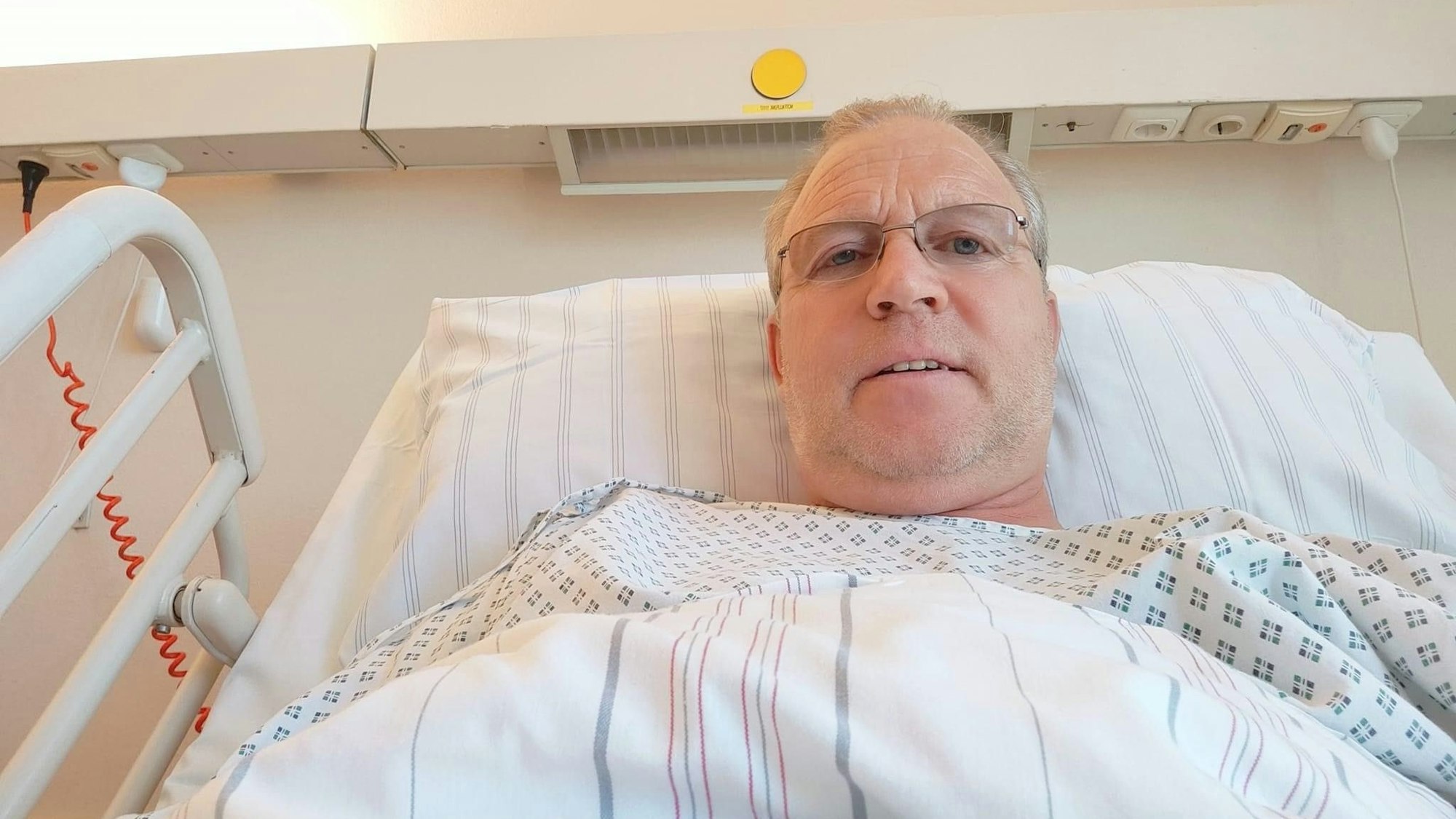 Gottfried Kalenberg liegt nach seiner Operation in einem Krankenbett.