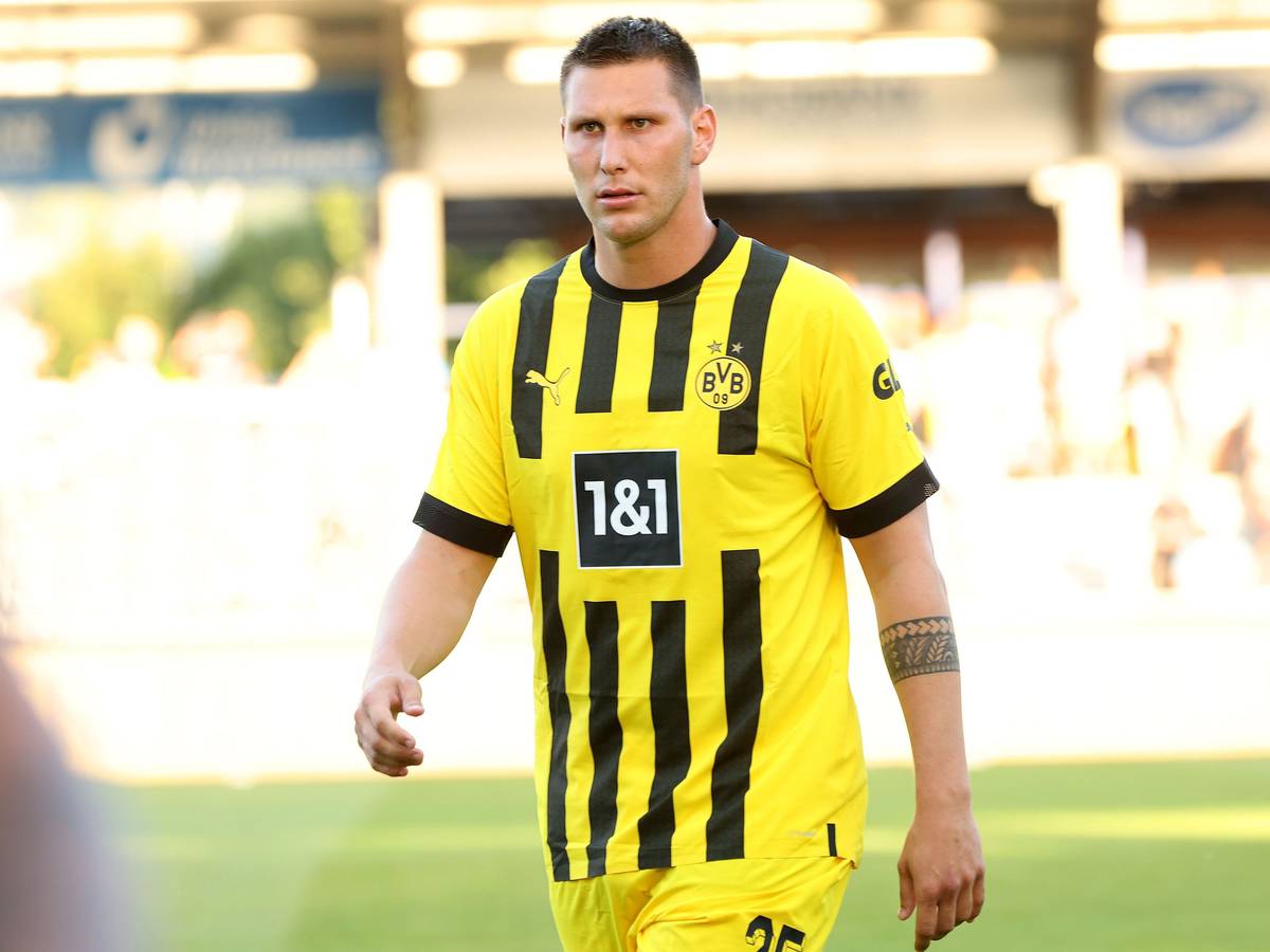 Niklas Süle schaut auf das Spielgeschehen.