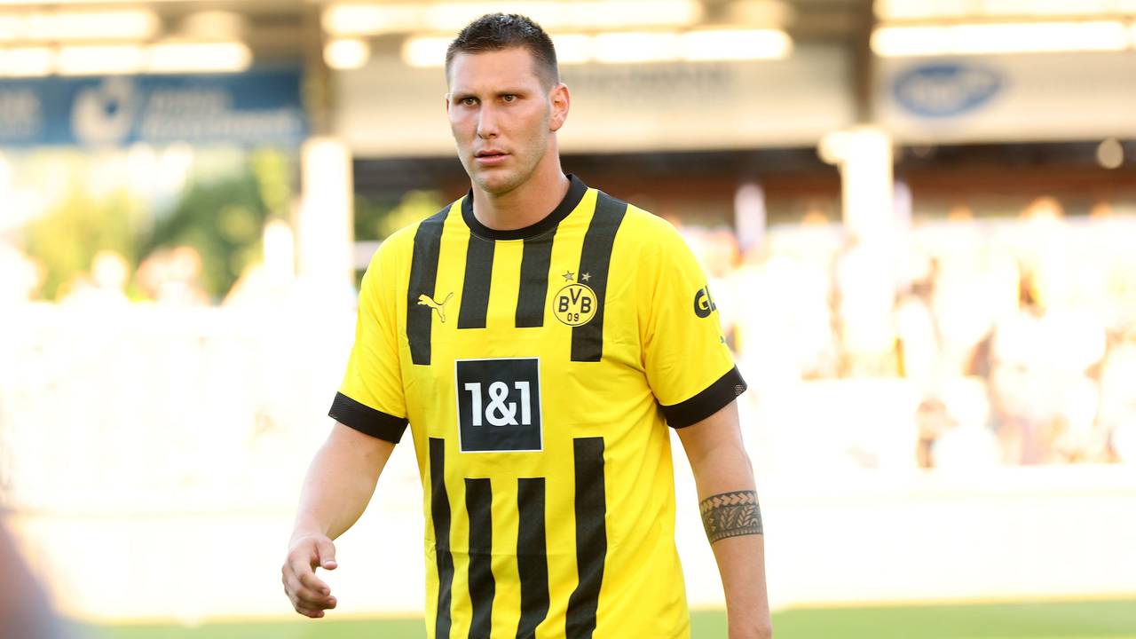 Niklas Süle schaut auf das Spielgeschehen.
