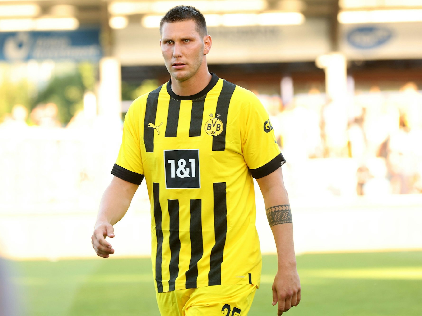 Niklas Süle schaut auf das Spielgeschehen.