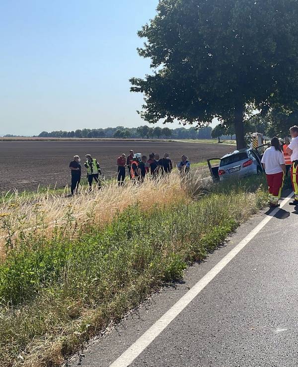 Feuerwehr und Notarzt bergen einen toten Mann, der mit seinem Mercedes gegen einen Baum prallte.