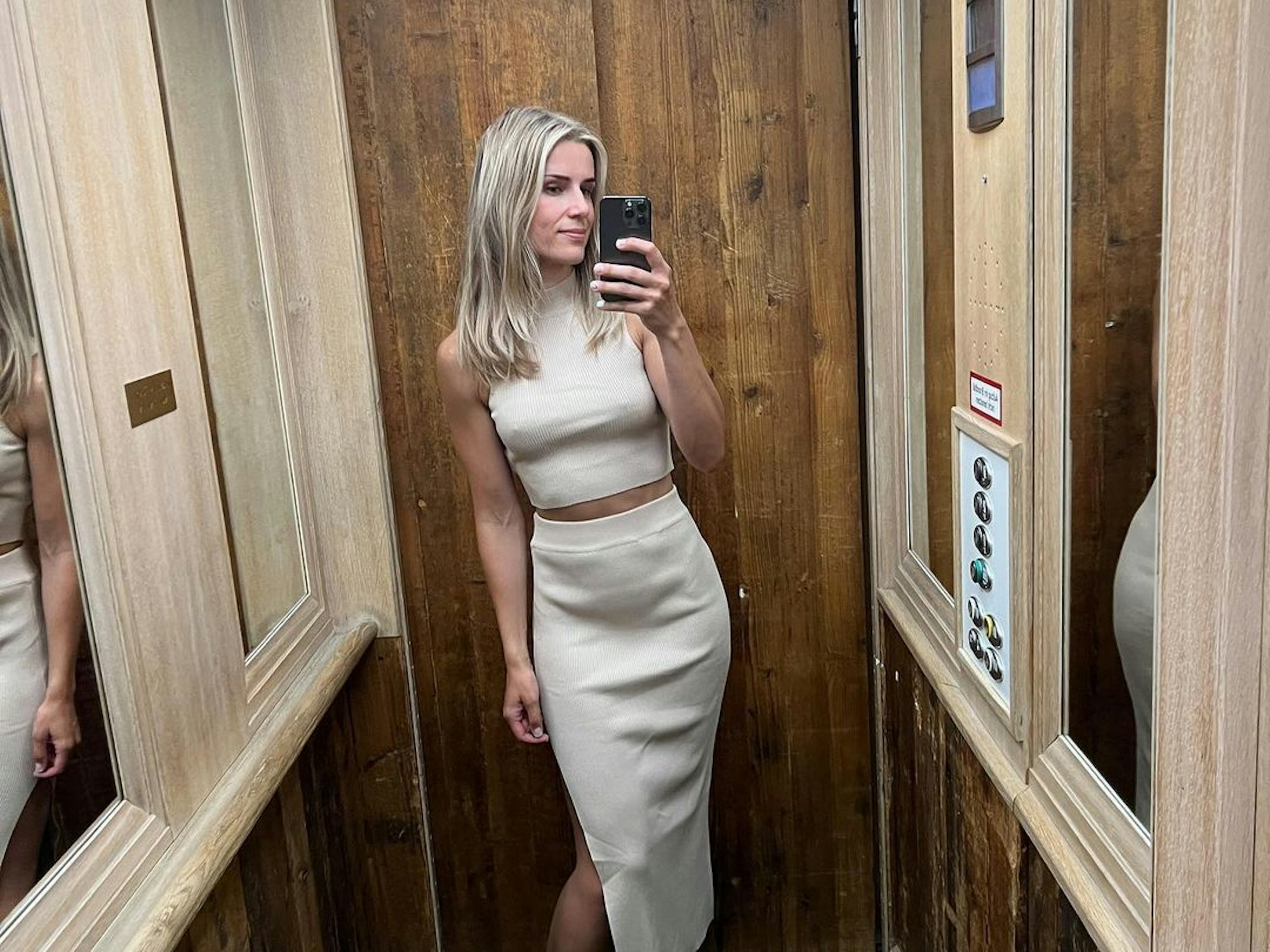 Adrienne Koleszar macht ein Bild in einem Aufzug. Die Fitness-Influencerin zeigt beeindruckende Bilder aus Sizilien.