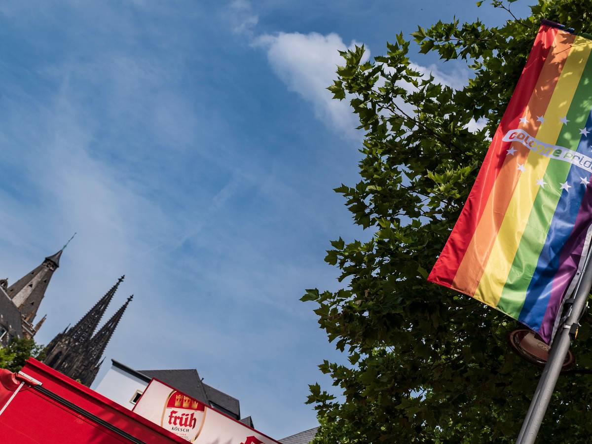 Eine Regenbogenflagge hängt an einem Fahnenmast in Köln.