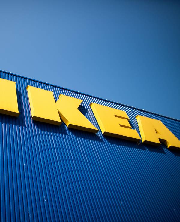 Der Schriftzug IKEA ist auf der Fassade eines Möbelhauses zu sehen.