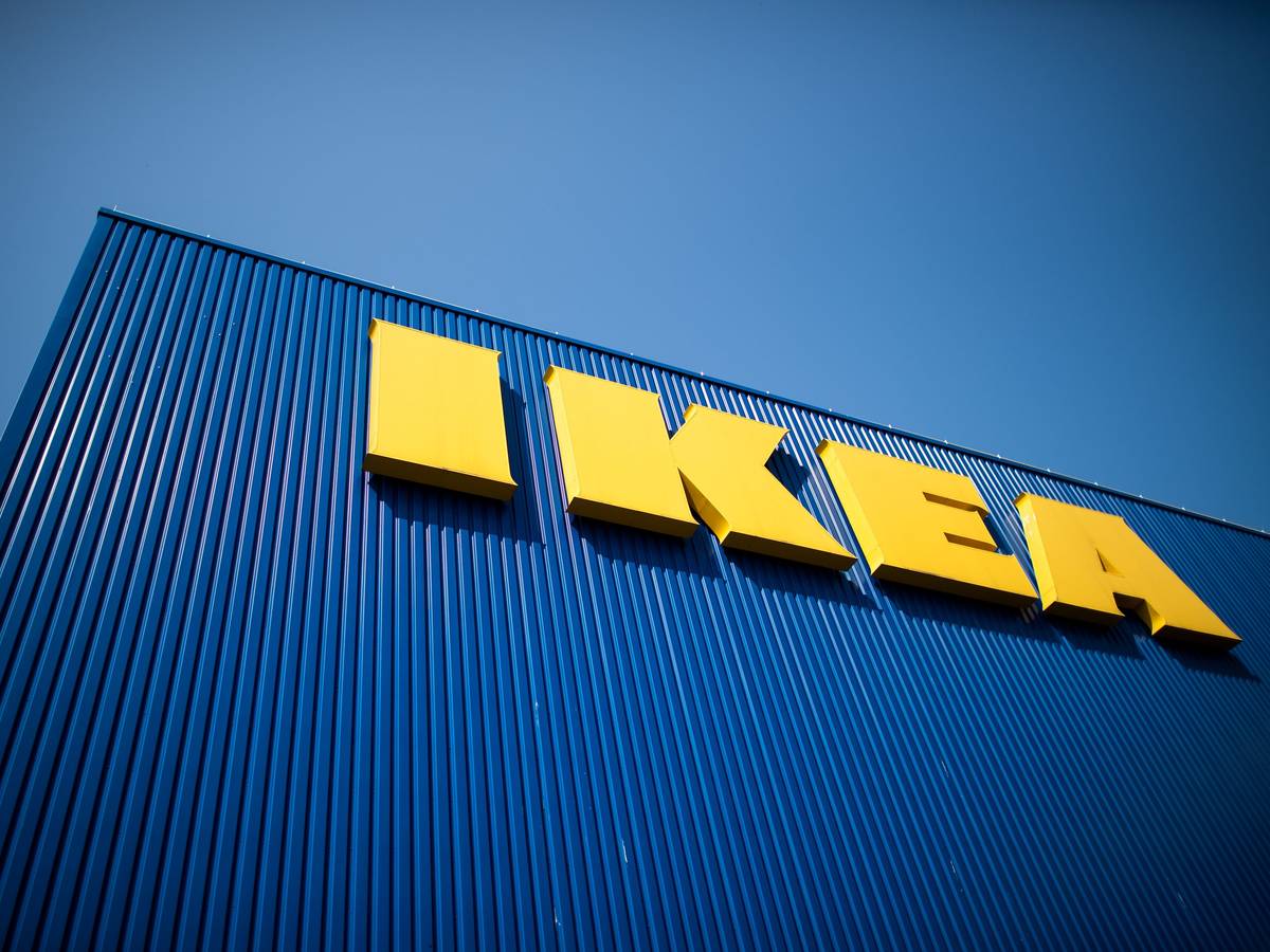 Der Schriftzug IKEA ist auf der Fassade eines Möbelhauses zu sehen.