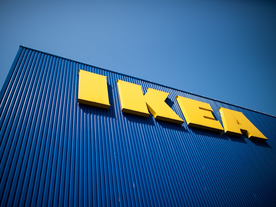 Der Schriftzug IKEA ist auf der Fassade eines Möbelhauses zu sehen.