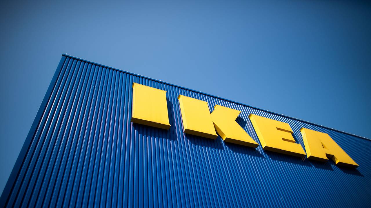 Der Schriftzug IKEA ist auf der Fassade eines Möbelhauses zu sehen.