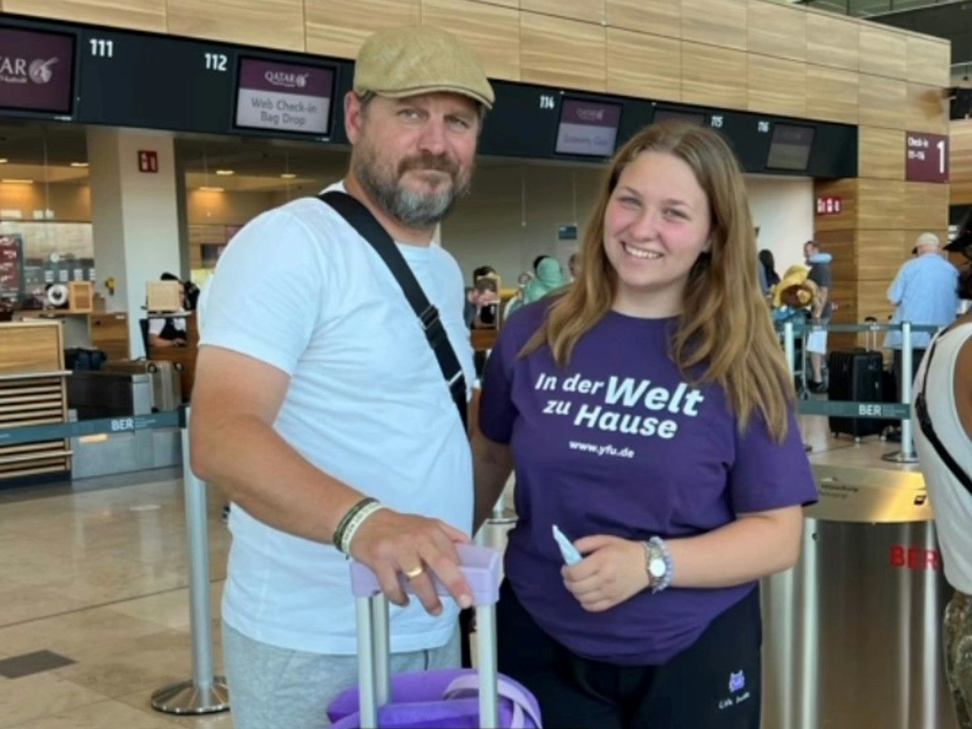 Steffen Baumgart und seine Tochter Fiona am 20. Juli 2022 am Berliner Flughafen