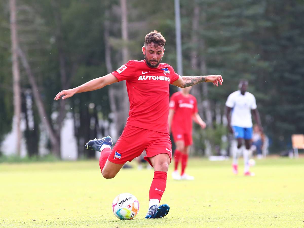 Marco Richter will den Ball schießen.