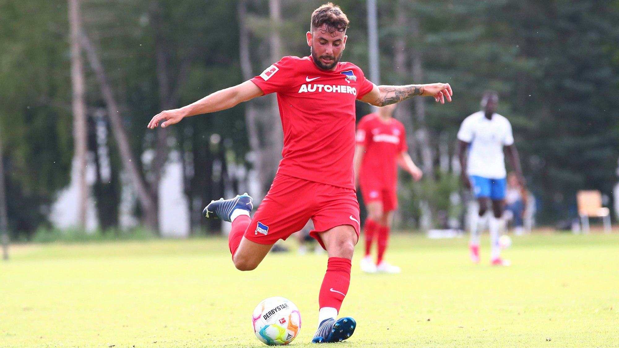 Marco Richter will den Ball schießen.