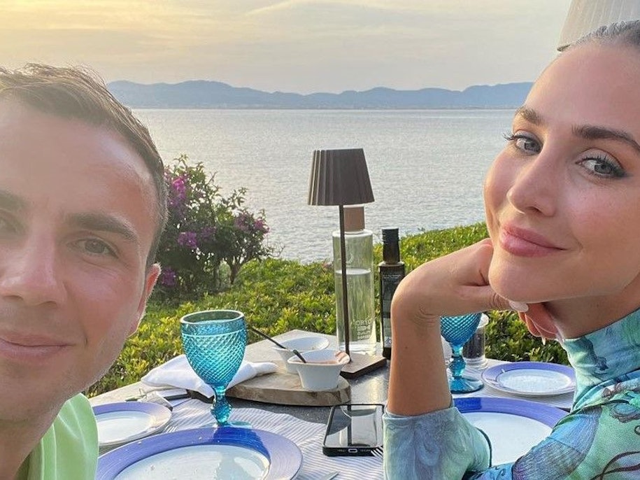 Mario Götze und Ehefrau Ann-Kathrin auf einem gemeinsamen Foto bei einm Dinner