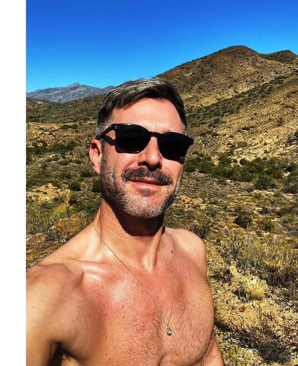 Sat.1-„Frühstücksfernsehen“-Moderator Jochen Schropp, hier auf einem Instagram-Selfie vom April 2022, zeigt sich ohne T-Shirt aus dem Urlaub.