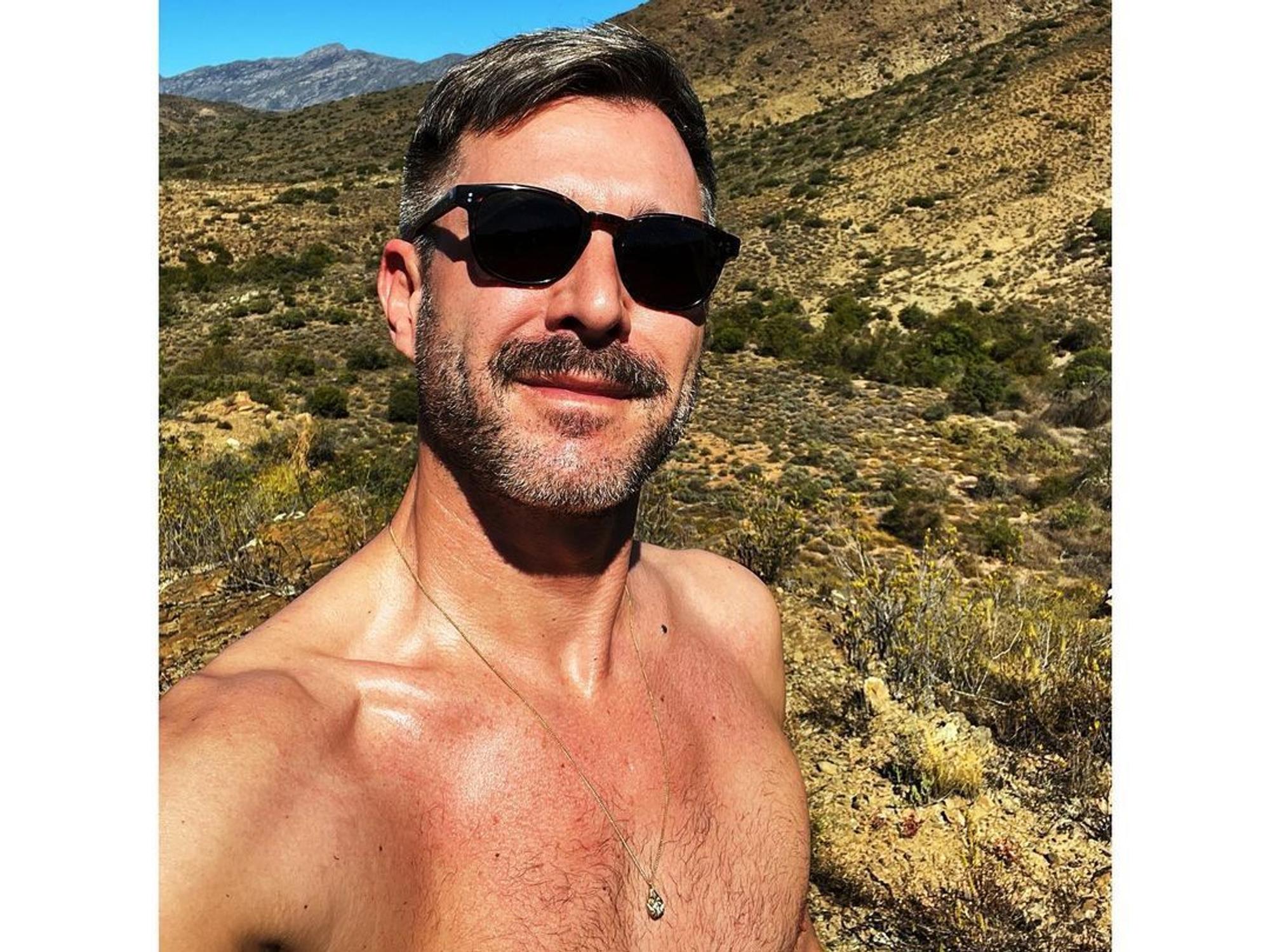 Sat.1-„Frühstücksfernsehen“-Moderator Jochen Schropp, hier auf einem Instagram-Selfie vom April 2022, zeigt sich ohne T-Shirt aus dem Urlaub.