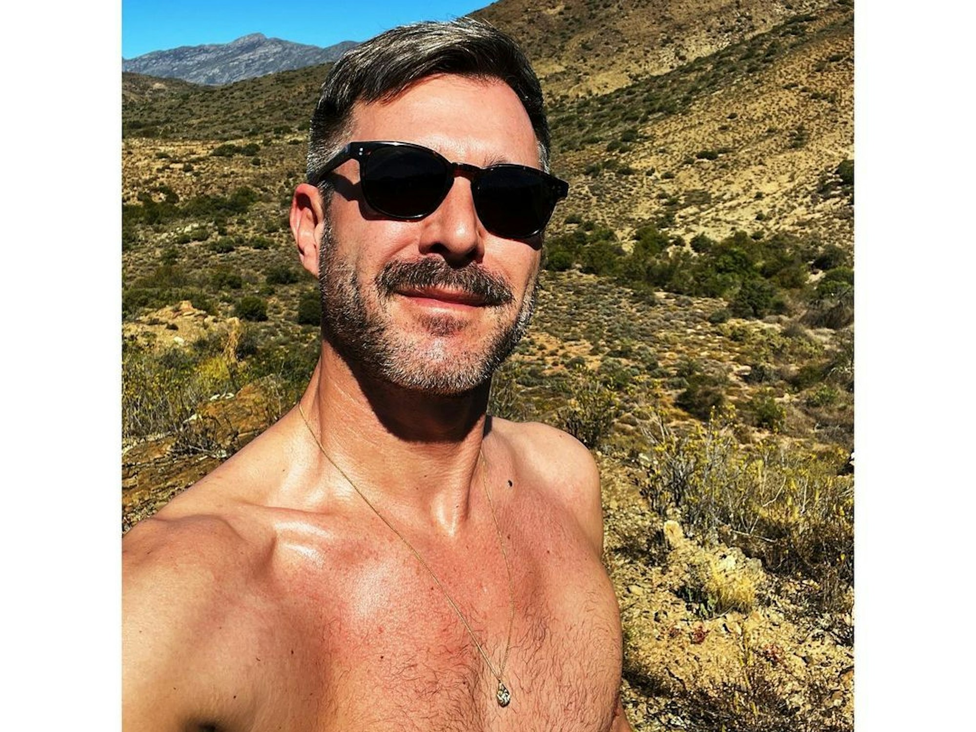 Sat.1-„Frühstücksfernsehen“-Moderator Jochen Schropp, hier auf einem Instagram-Selfie vom April 2022, zeigt sich ohne T-Shirt aus dem Urlaub.