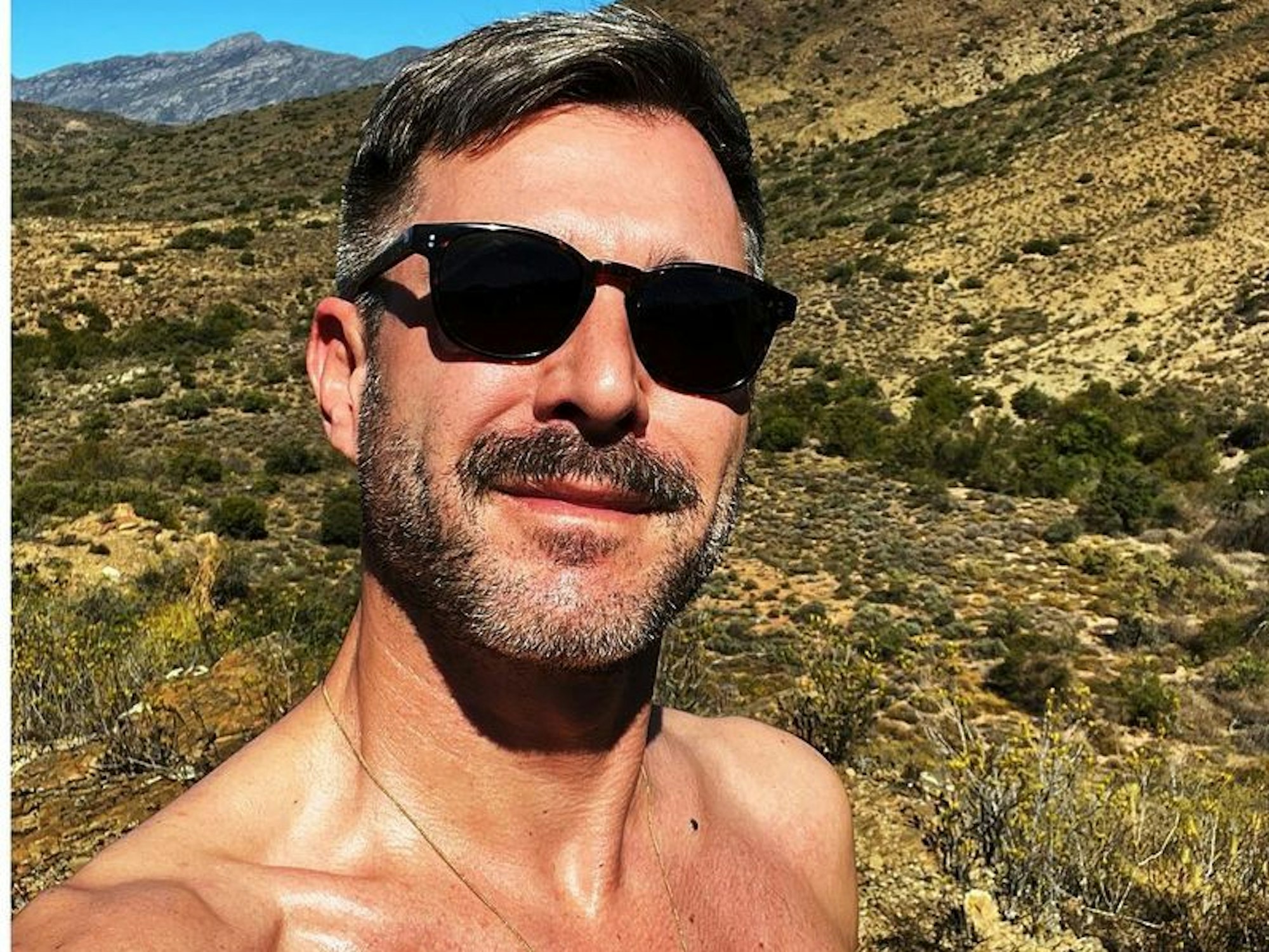 TV-Moderator Jochen Schropp lächelt in die Kamera.