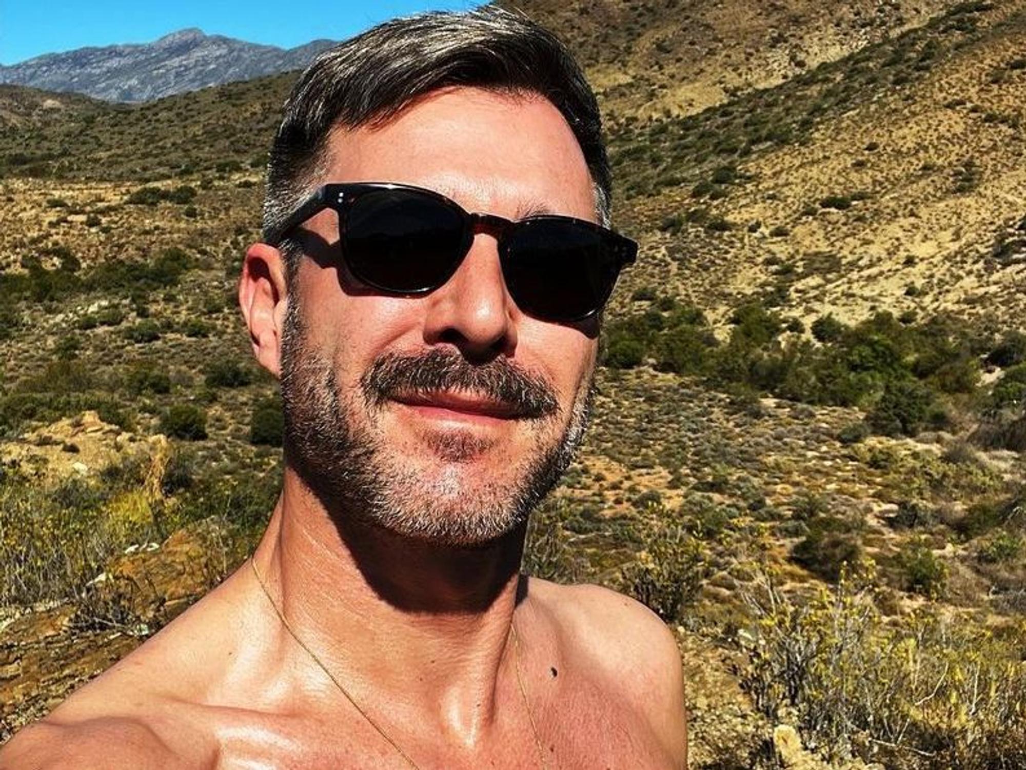 Jochen Schropp macht ein Selfie.