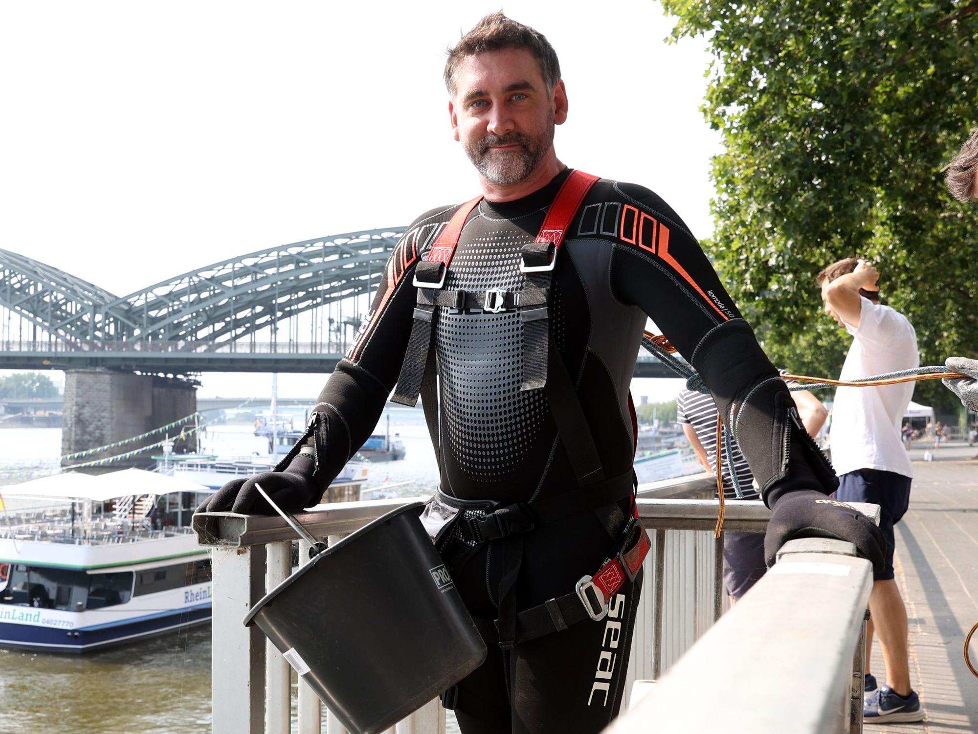 20.07.2022
Köln:
Christian Stock von Krake zieht Schrott und E-Scooter aus dem Rhein
Foto:Martina Goyert