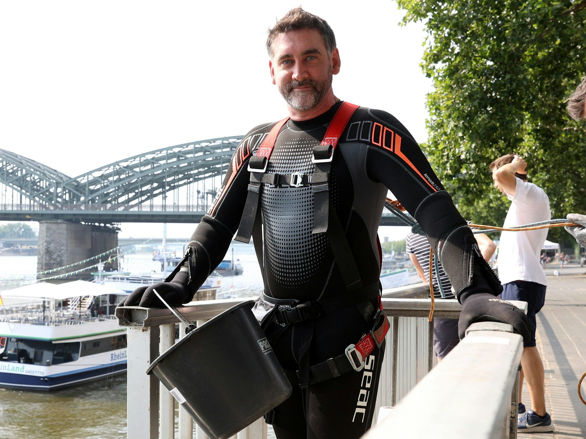 20.07.2022
Köln:
Christian Stock von Krake zieht Schrott und E-Scooter aus dem Rhein
Foto:Martina Goyert