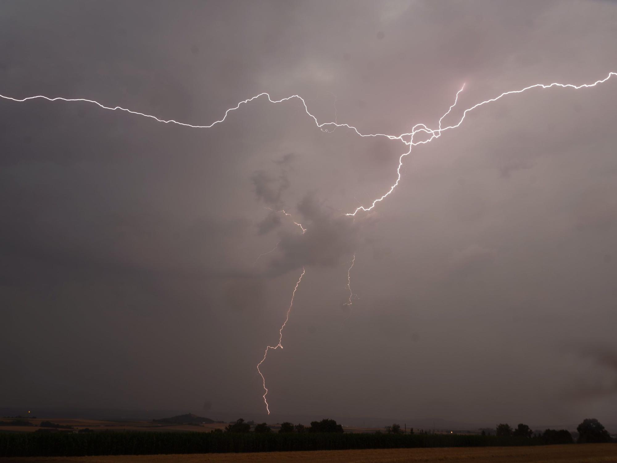 Das Foto aus dem Jahr 2016 zeigt Gewitter und einen Blitz über Stuttgart.