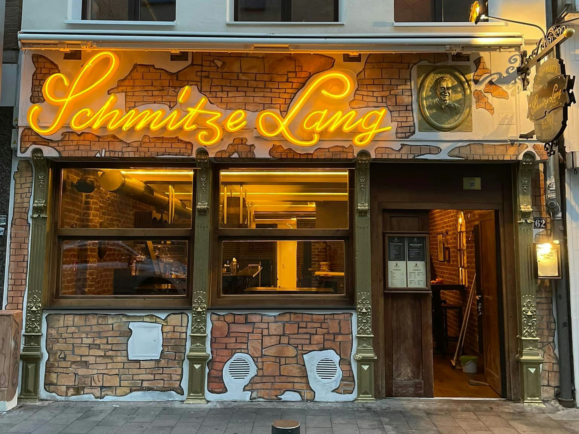 Blick auf den Eingang des Schmitze Lang auf der Severinstraße in Köln.