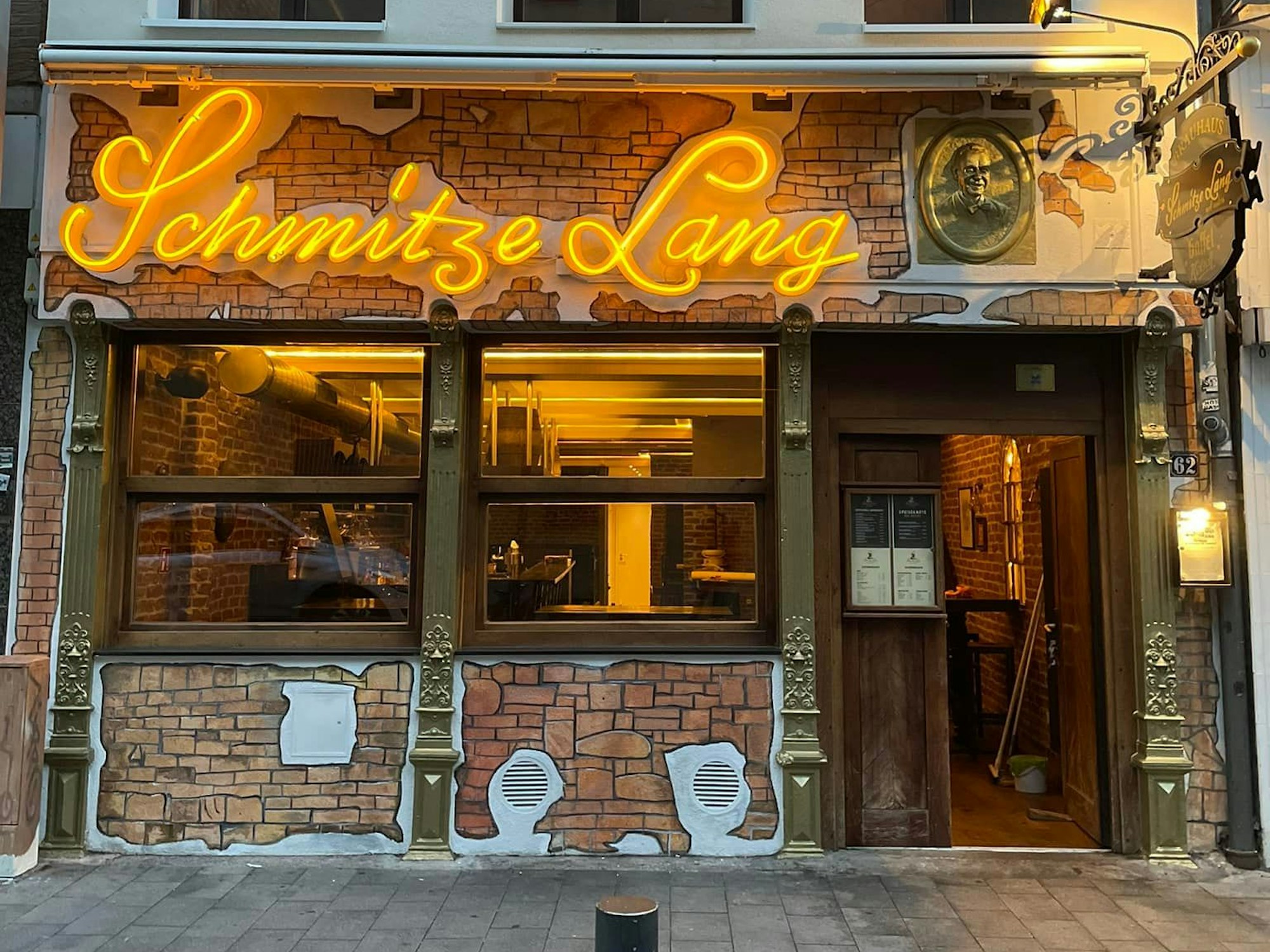 Das Foto zeigt die neue Außenfassade des Kölner Brauhauses „Schmitze Lang mal anders“.