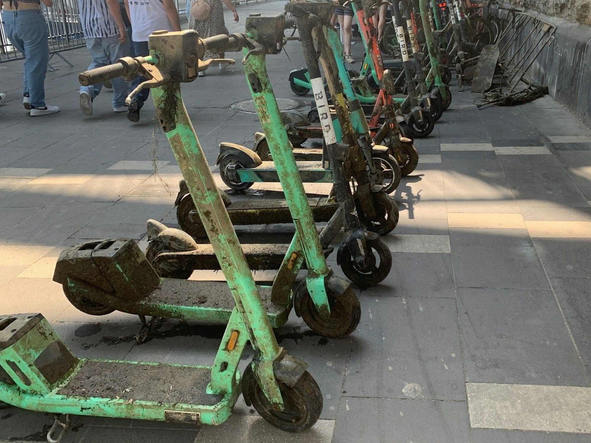 Verdreckte E-Roller stehen unter der Hohenzollernbrücke in Köln.