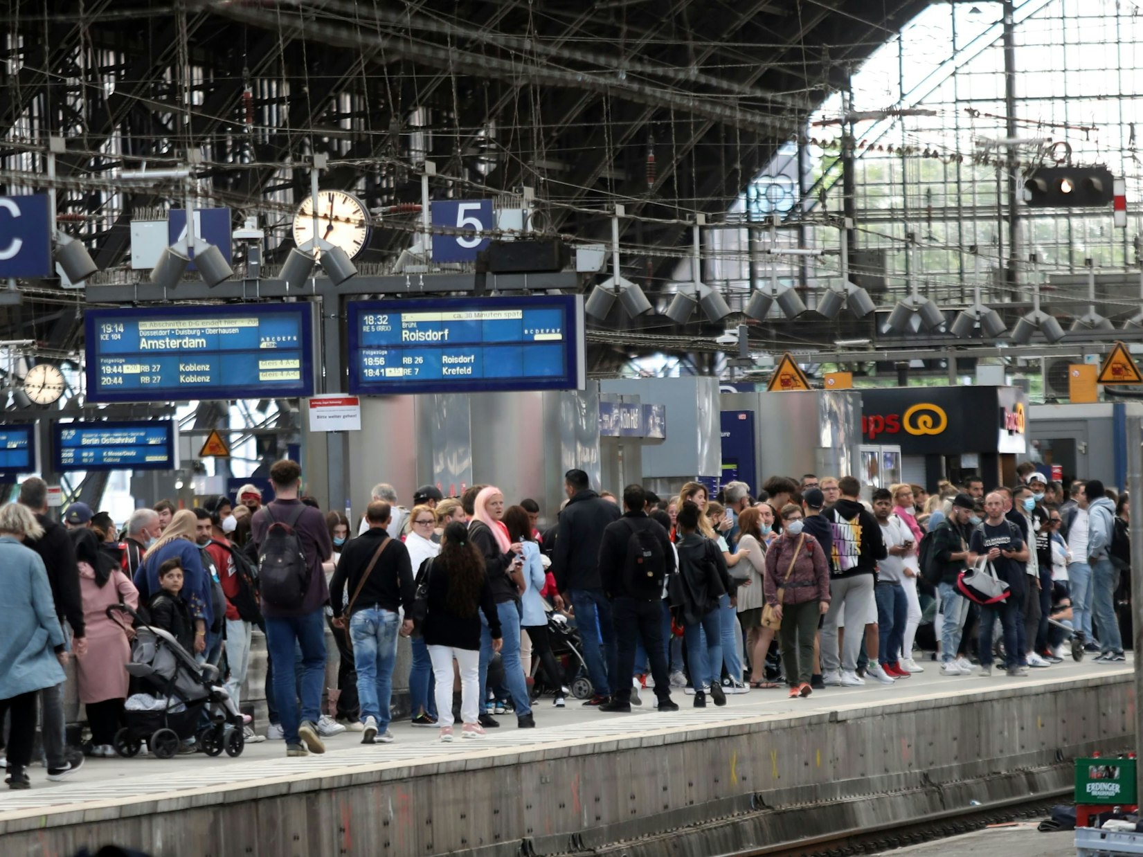 Überfülltes Gleis 5 am Kölner Hauptbahnhof.