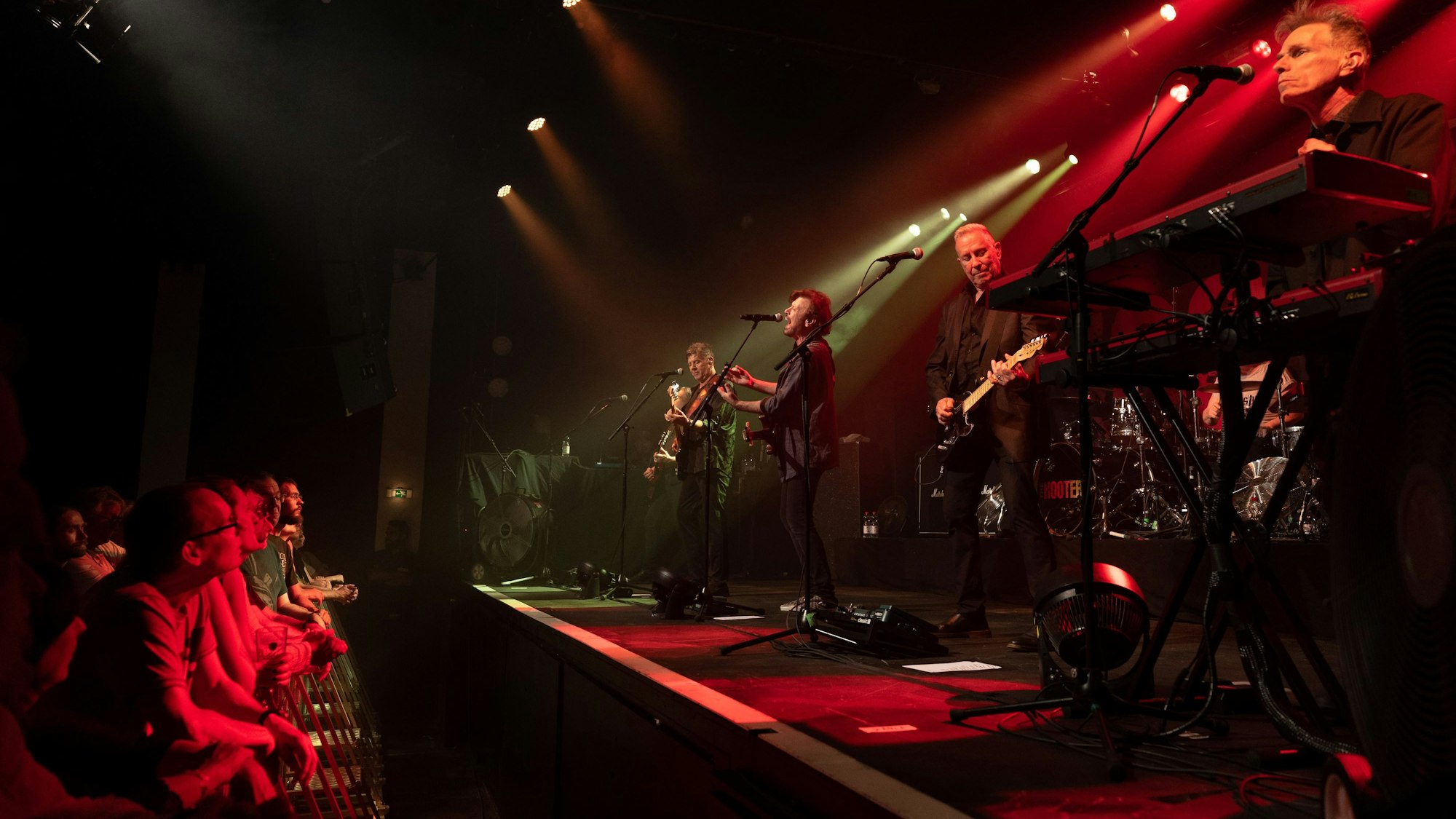 Tommy Williams; Fran Smith Jr.; David Uosikkinen; John Lilley; Eric Bazilian; Rob Hyman von den Hooters stehen auf der Bühne.