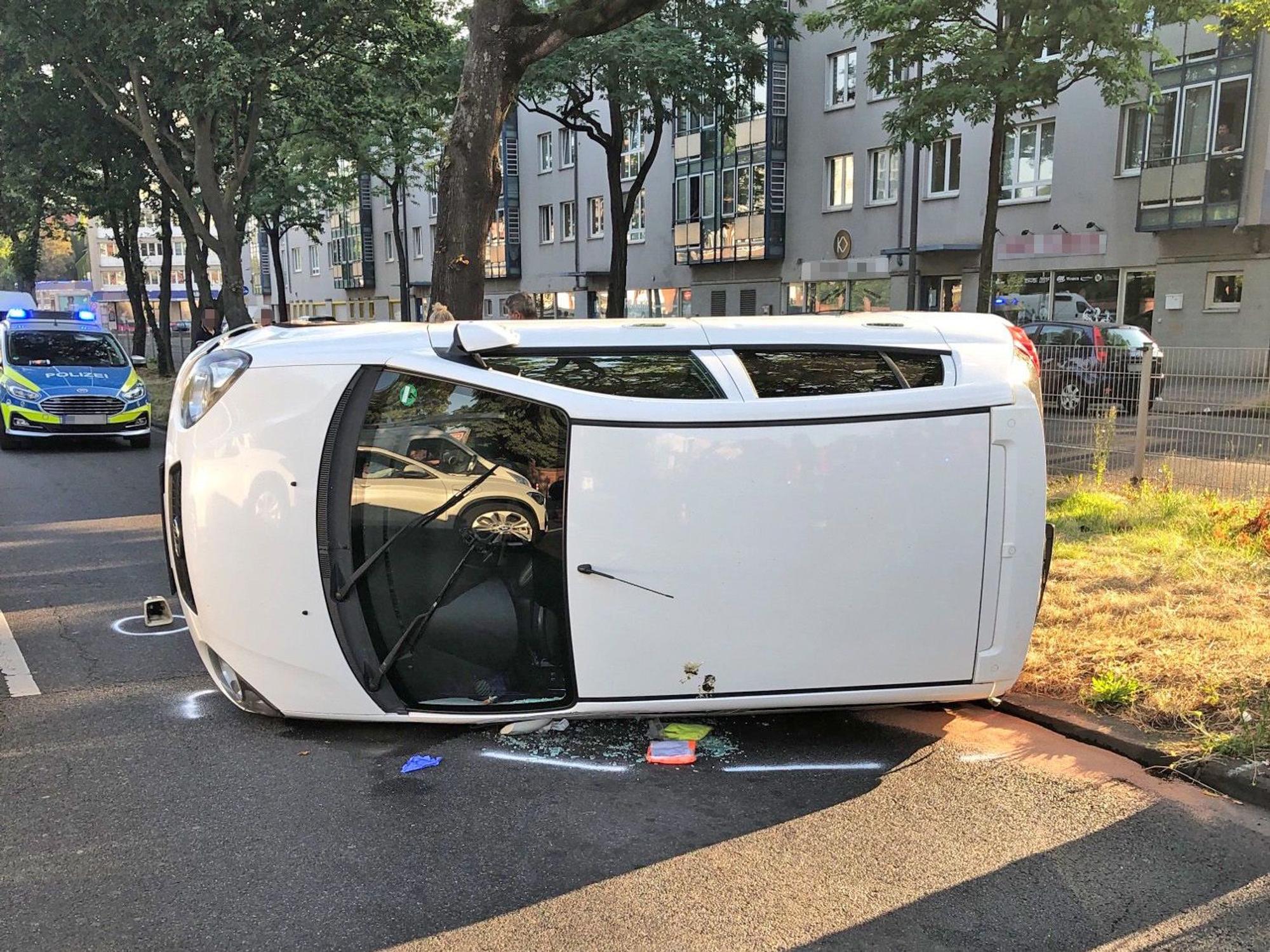 Ein Kleinfahrzeug kollidierte in Köln mit einem Taxi und kippte daraufhin zur Seite.