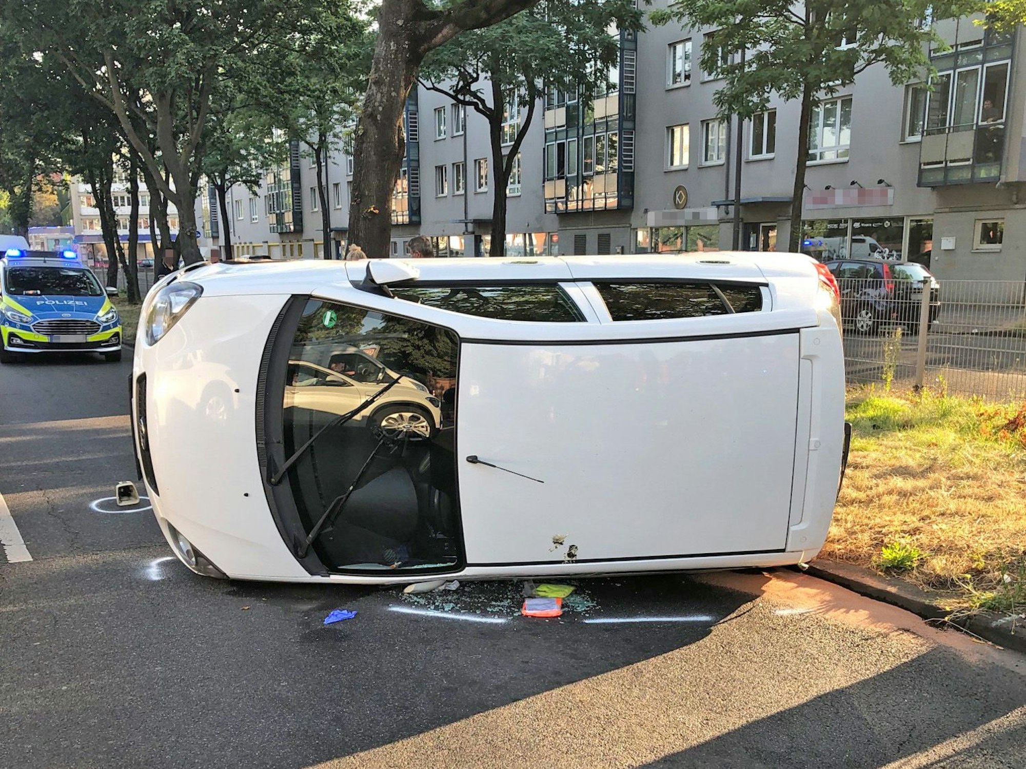 Ein Kleinfahrzeug kollidierte in Köln mit einem Taxi und kippte daraufhin zur Seite.