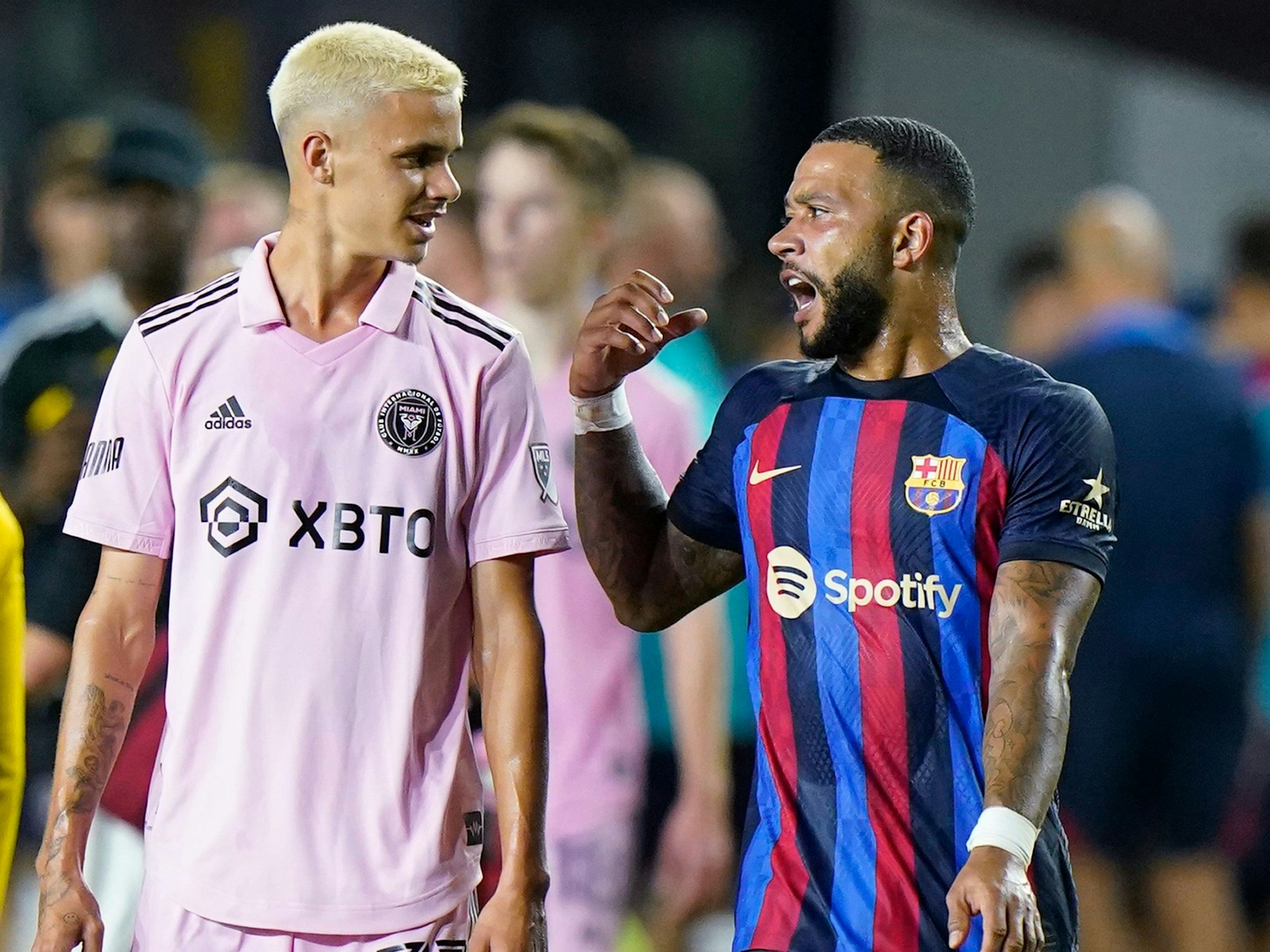 Plausch nach dem Spiel: Romeo Beckham und Memphis Depay