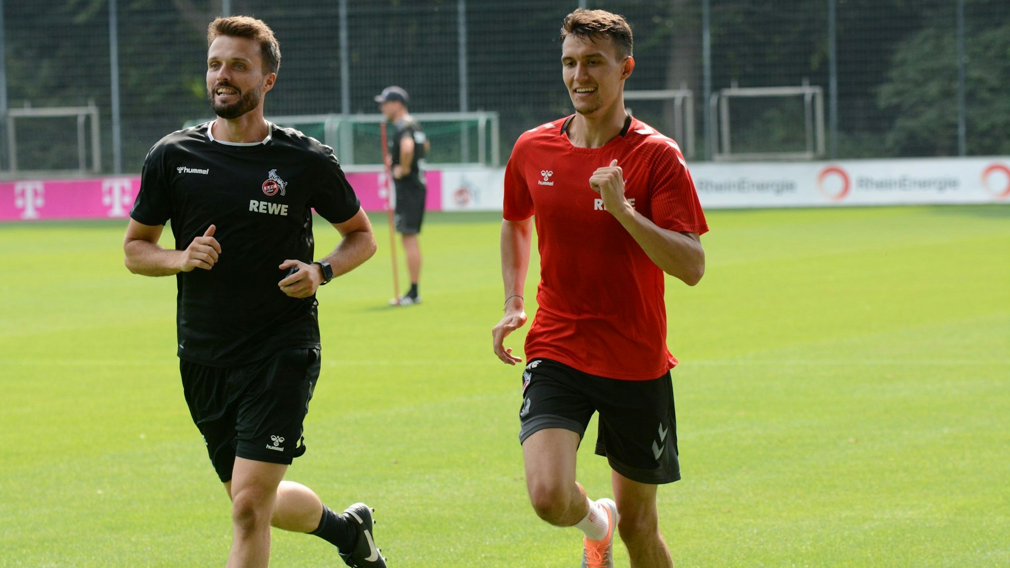 Dejan Ljubicic (r.) trainierte am Mittwoch (20. Juli 2022) individuell mit Reha-Coach Leif Frach.