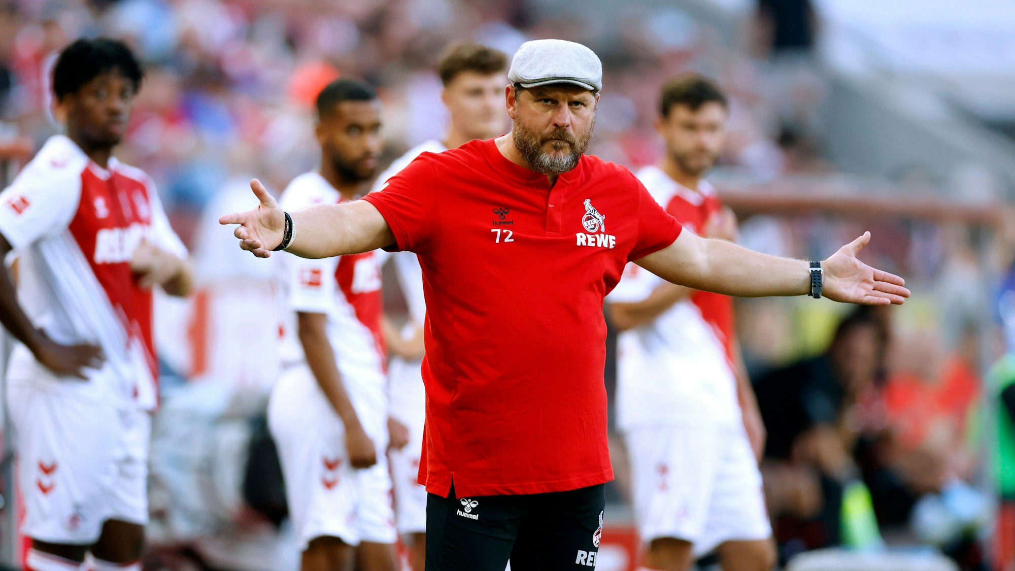 Steffen Baumgart und sein 1. FC Köln, hier am 16. Juli 2022 gegen den AC Mailand, wissen noch nicht, ob sie in den Conference-League-Playoffs zu den gesetzten Teams zählen.
