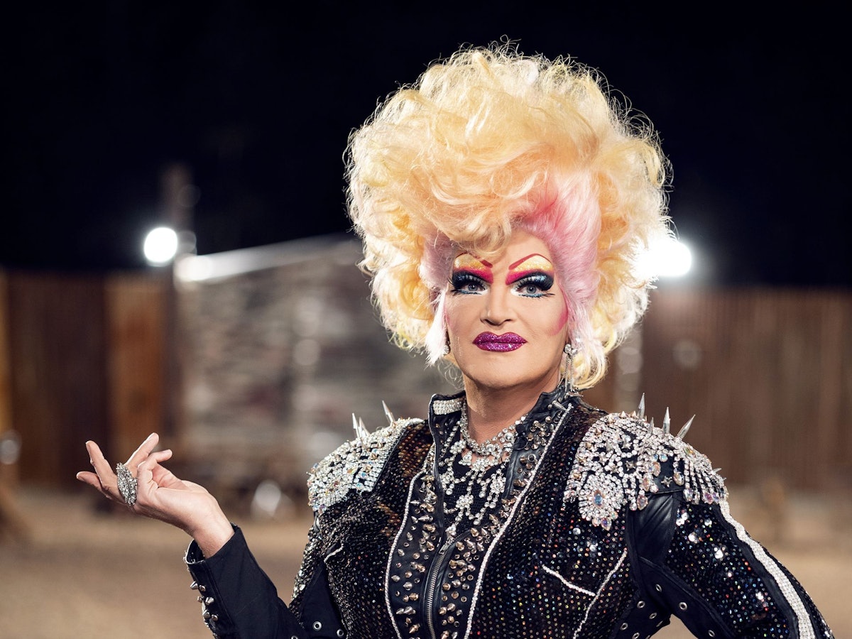 Olivia Jones stellt die Kandidaten und Kandidatinnen bei „Das große Promi-Büßen“ zur Rede.