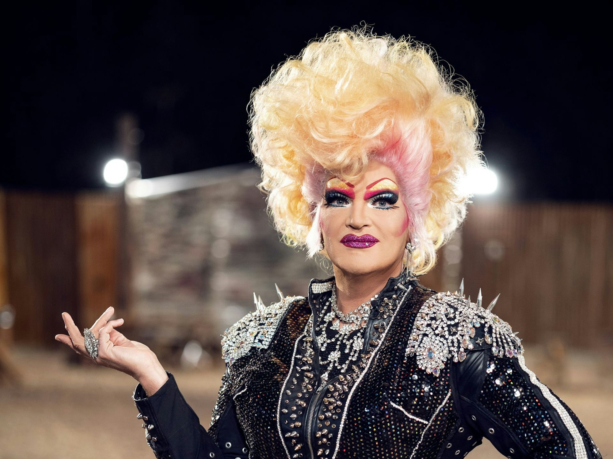 Olivia Jones stellt die Kandidaten und Kandidatinnen bei „Das große Promi-Büßen“ zur Rede.