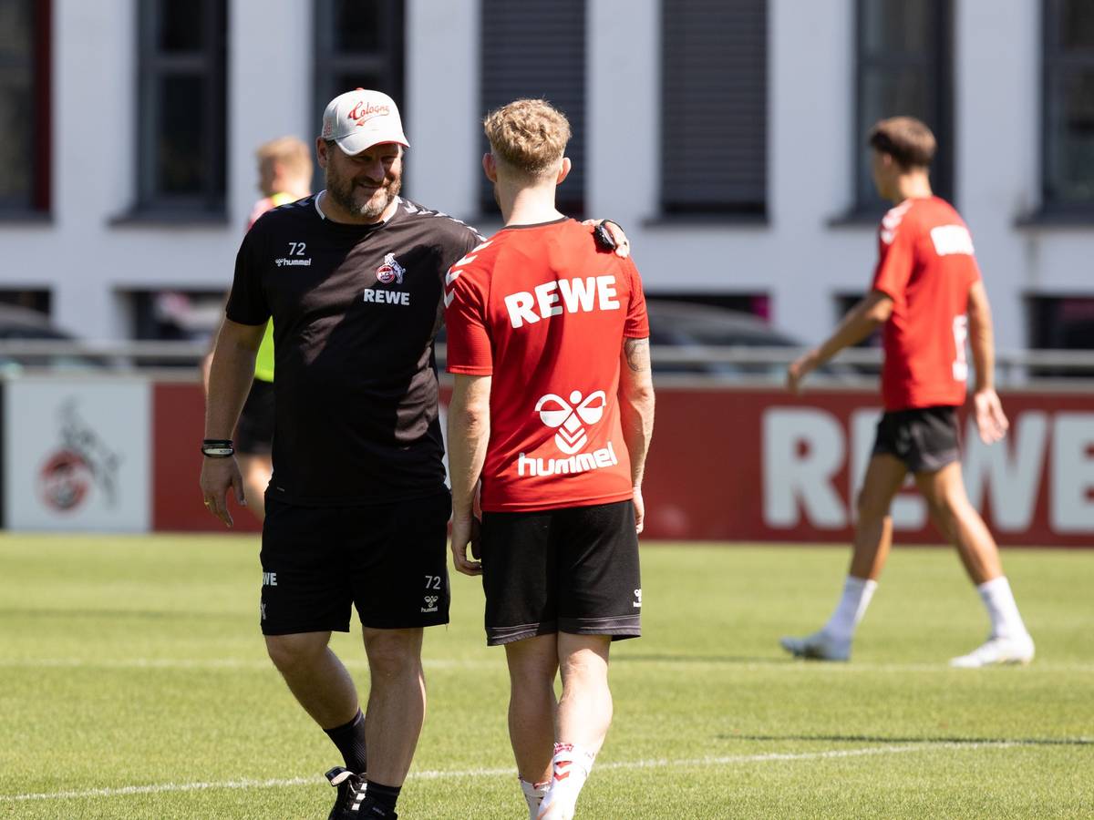 Steffen Baumgart im Gespräch mit Florian Kainz beim Training