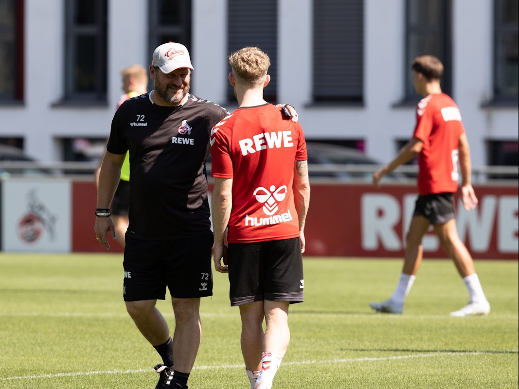 Steffen Baumgart im Gespräch mit Florian Kainz beim Training