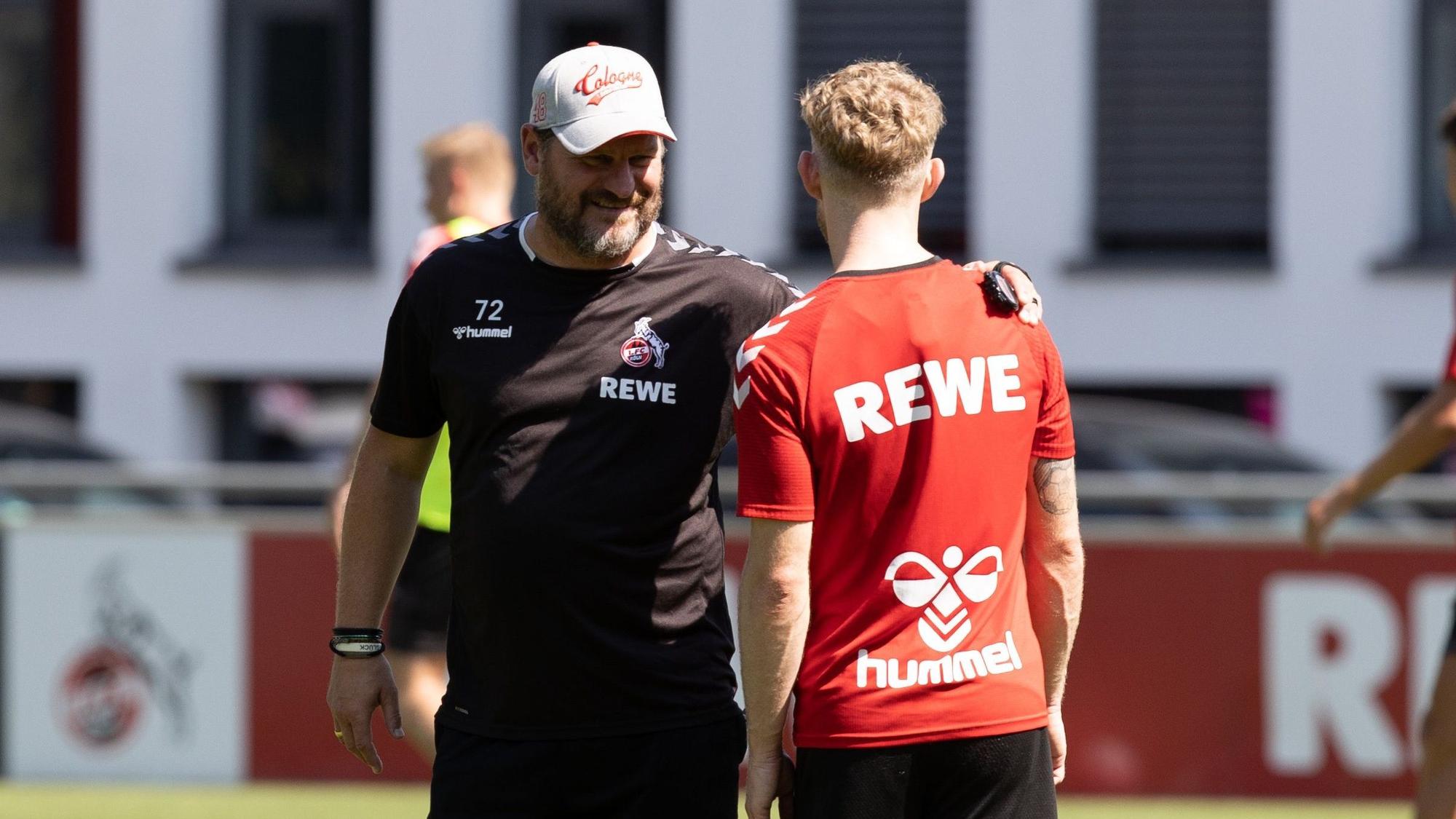 Steffen Baumgart im Gespräch mit Florian Kainz beim Training