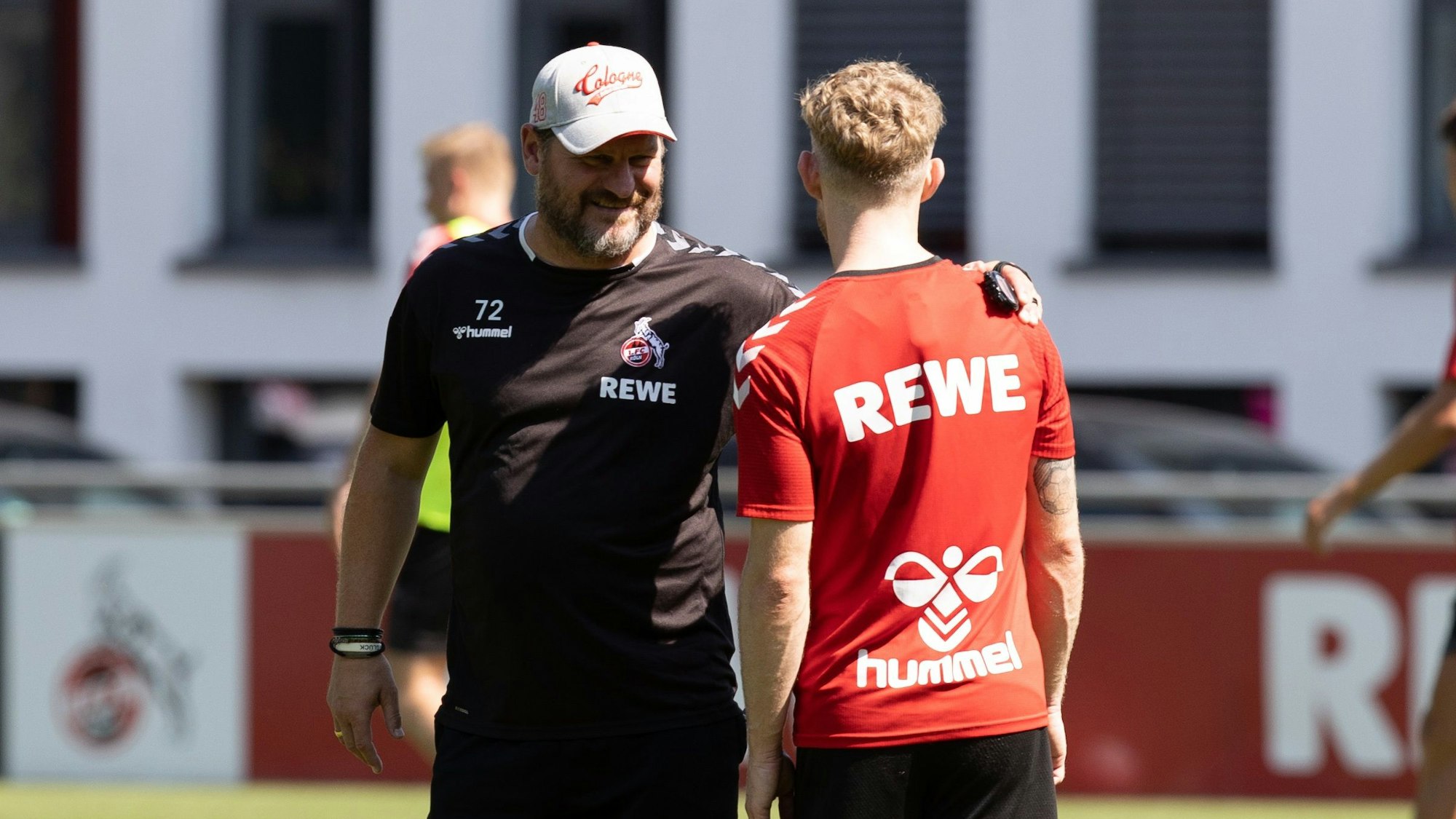 Steffen Baumgart im Gespräch mit Florian Kainz beim Training