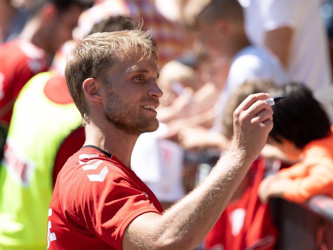 Eines seiner letzten FC-Autogramme? Sebastian Andersson (hier am 19. Juli 2022) könnte Köln verlassen.
