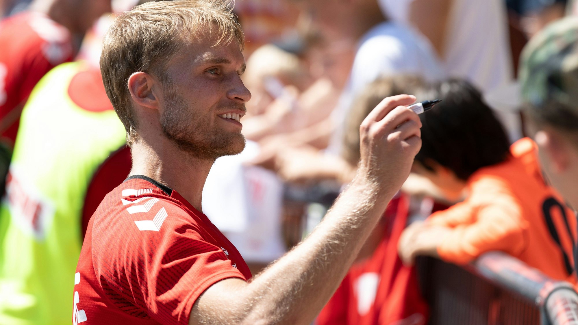 Eines seiner letzten FC-Autogramme? Sebastian Andersson (hier am 19. Juli 2022) könnte Köln verlassen.