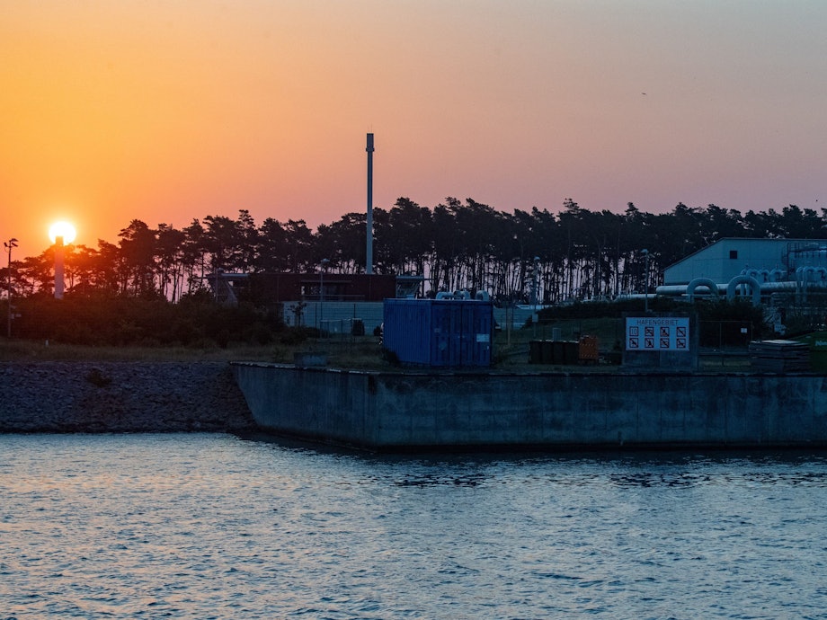 Die Ostsee-Gaspipeline Nord Stream 1 in Lubmin im Sonnenaufgang am Wasser, fotografiert am 21. Juli 2022.