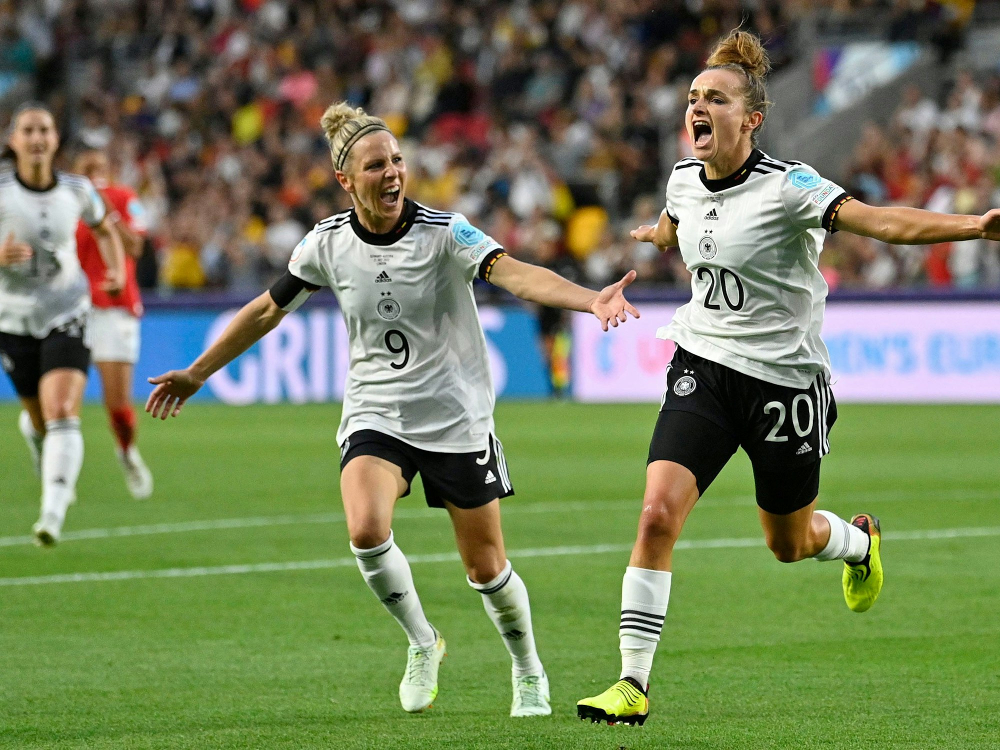 Lena Magull jubelt mit Svenja Huth.