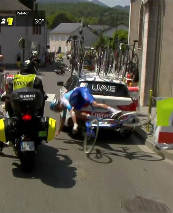 Jack Bauer vom australischen Team BikeExchange-Jayco kracht in den Teamwagen der Mannschaft UAE Team Emirates.