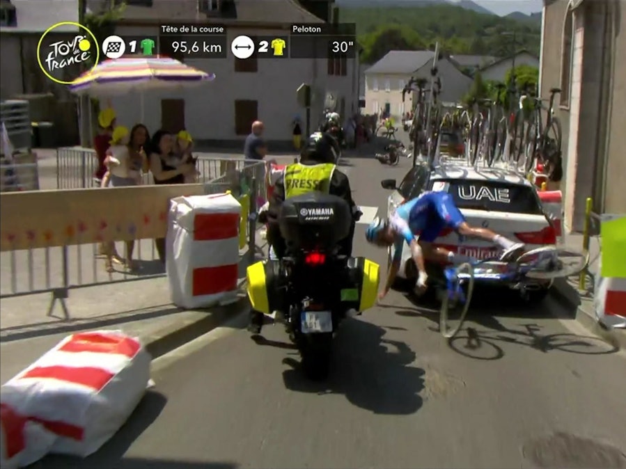 Jack Bauer vom australischen Team BikeExchange-Jayco kracht in den Teamwagen der Mannschaft UAE Team Emirates.