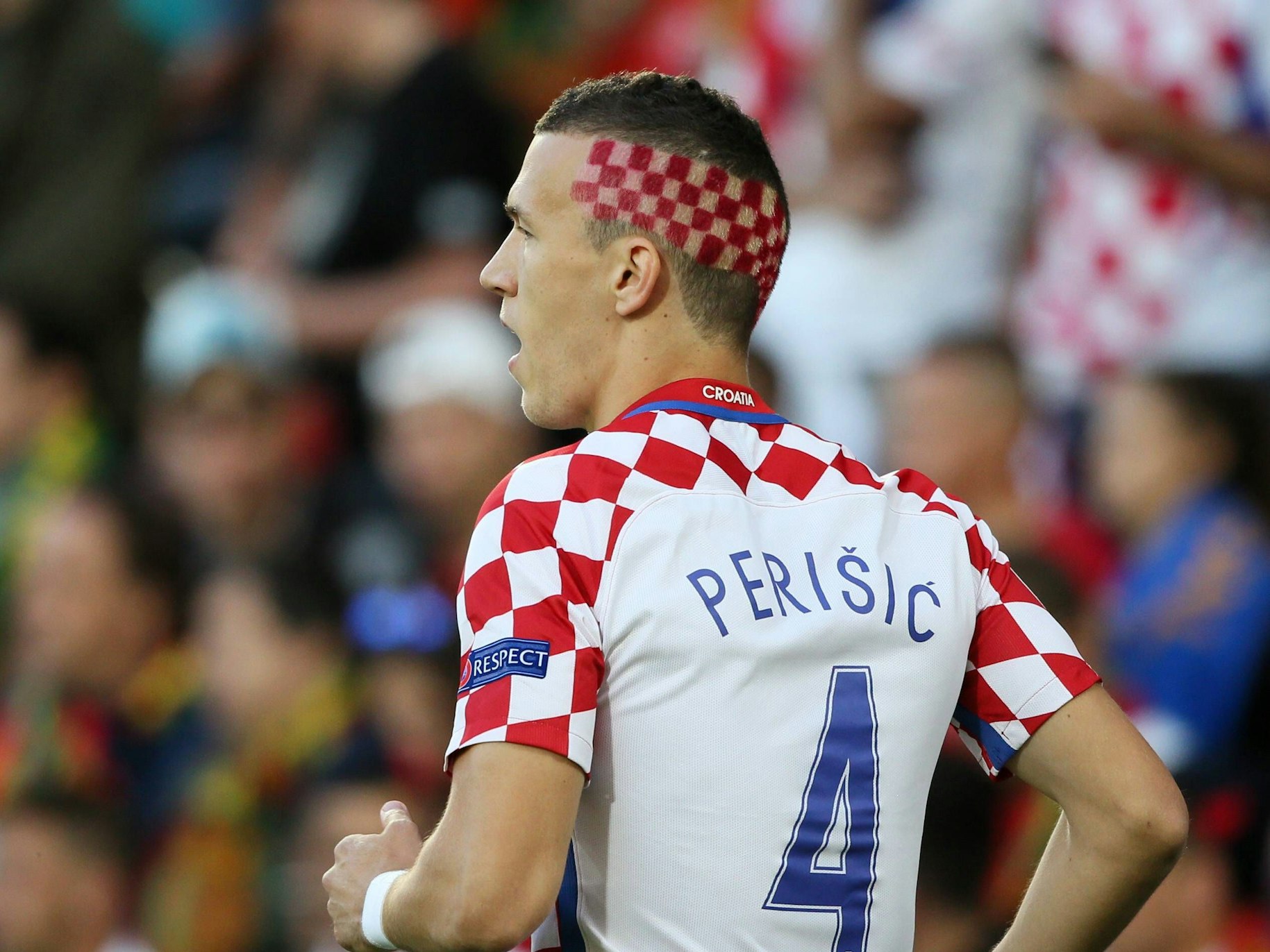 Ivan Perisic hat ein rot-weißes Karomuster in den Haaren.