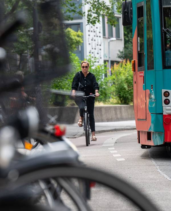 08.07.2022, Köln: Fahrradfahrer in der Zülpicher Straße zwischen Mensa und Zülpicher Wall. Der Abschnitt ist Unfallschwerpunkt. Hier stürzen viele Radfahrer in den Stadtbahnschienen Foto: Uwe Weiser