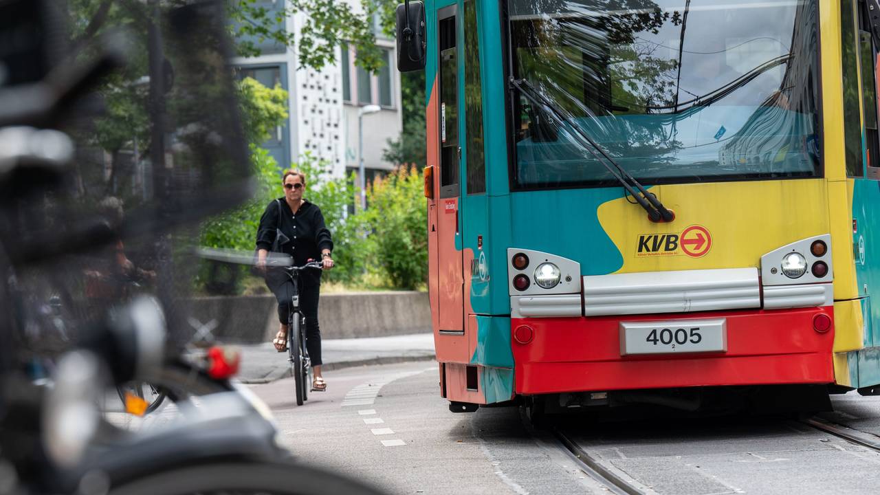 08.07.2022, Köln: Fahrradfahrer in der Zülpicher Straße zwischen Mensa und Zülpicher Wall. Der Abschnitt ist Unfallschwerpunkt. Hier stürzen viele Radfahrer in den Stadtbahnschienen Foto: Uwe Weiser