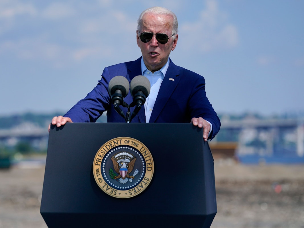 Präsident Joe Biden spricht im Kraftwerk Brayton in Somerset, Massachusetts, über Klimawandel und saubere Energie.