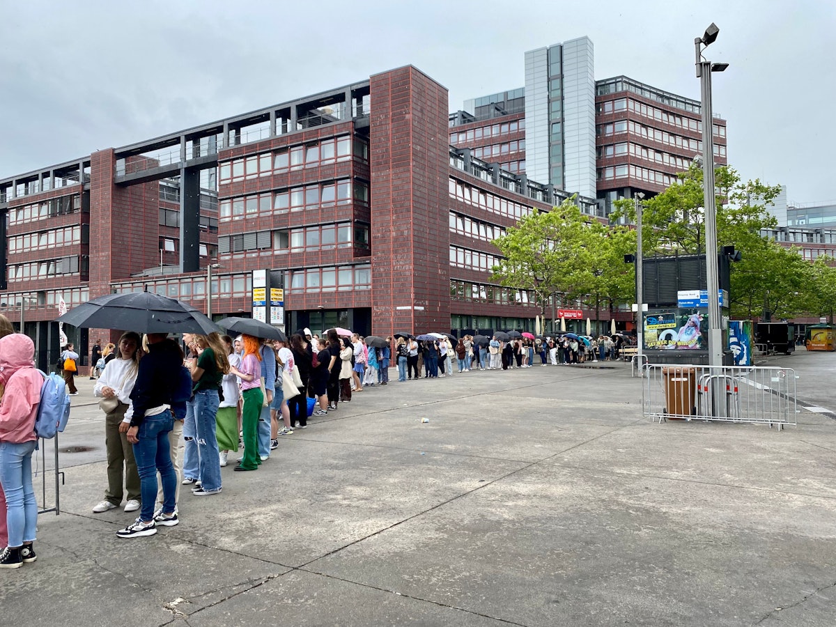 Eine Warteschlange vor der Lanxess Arena in Köln